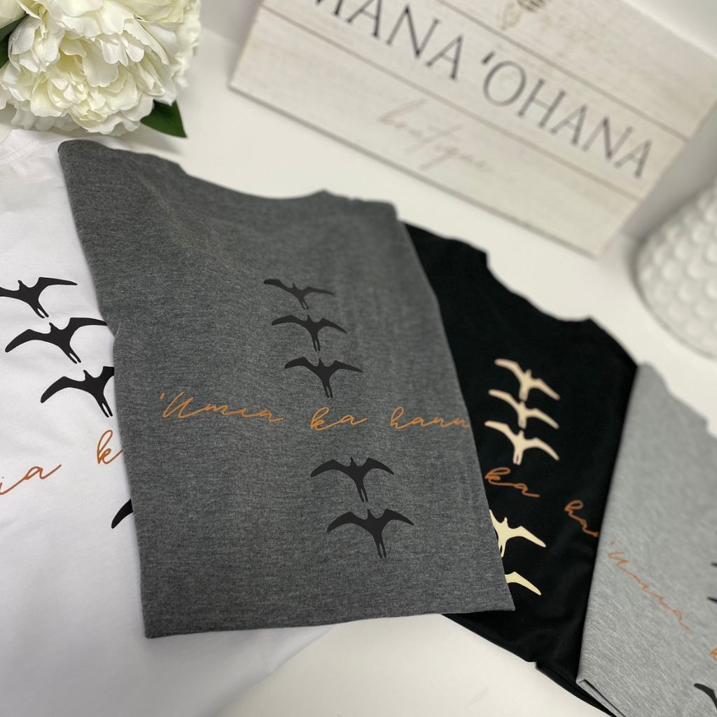 'Umia Ka Hanu - Kāne/Wāhine Relaxed Fit V-Neck Tee